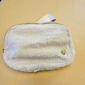 Lululemon Everywhere Belt Bag Fleece, white/gold OS